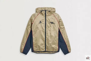 Veste coupe-vent rétro dorée d’Arsenal The Urban Hawk