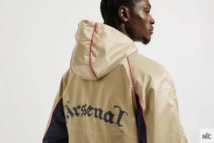 Veste coupe-vent rétro dorée d’Arsenal The Urban Hawk