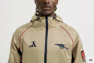 Veste coupe-vent rétro dorée d’Arsenal The Urban Hawk