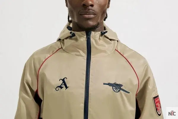 Veste coupe-vent rétro dorée d’Arsenal The Urban Hawk